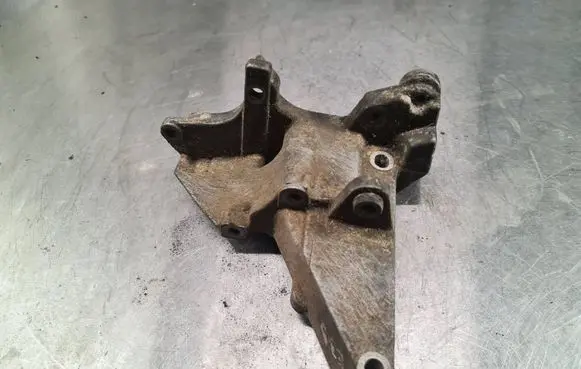 BMW 5 E39 Engine mounting bracket 2245747