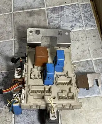 Nissan Almera Tino Fuse module 24350BU210