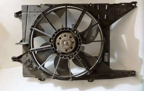 Renault Scenic I Radiator cooling fan shroud 8200065257B