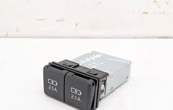 Toyota Highlander XU70 USB socket connector 855320E010