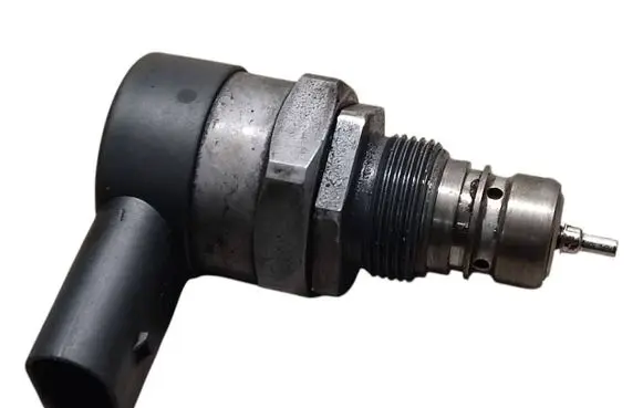 Skoda Octavia Mk3 (5E) Fuel pressure regulator 057130764AB 0281006075