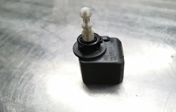 Headlight level adjustment motor
