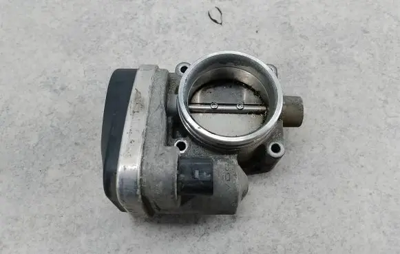 BMW 1 E81 E87 Throttle body valve 1439224