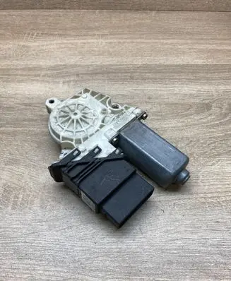 Volkswagen Golf IV Rear door window regulator motor 101438202