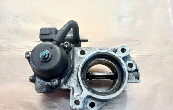 Volkswagen Touran I Throttle valve