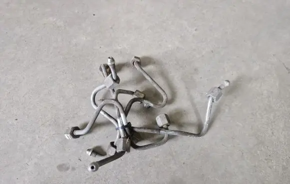 Fuel injector supply line/pipe