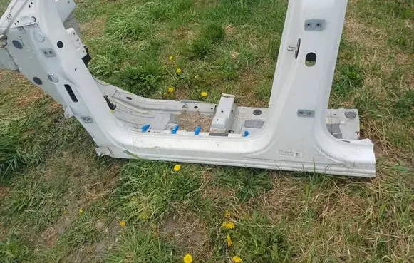 Peugeot 5008 II Front sill (body part) 