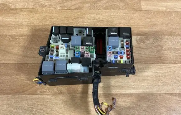 Ford C-MAX II Fuse module AV6T14A142AA 21089