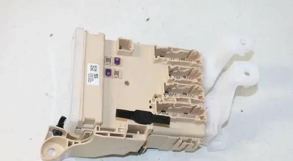 Toyota Auris E180 Fuse module 8273012X81