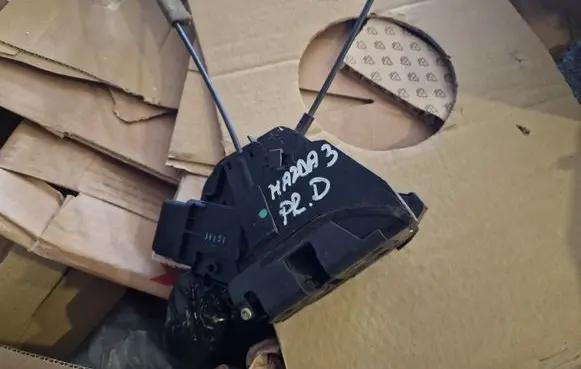 Mazda 3 I Front door lock