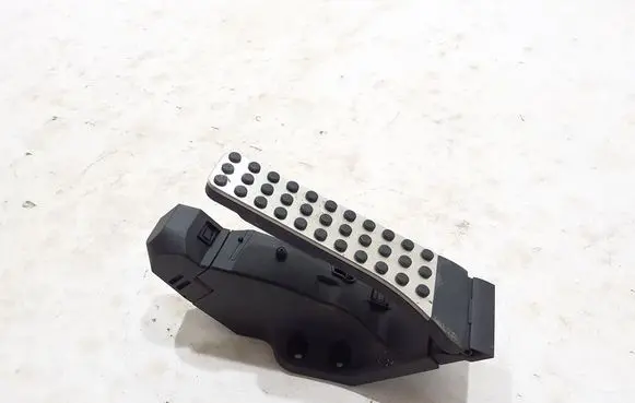 Accelerator throttle pedal