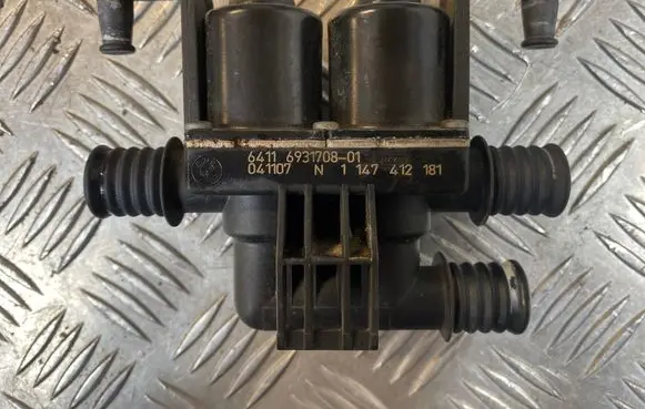 BMW 5 E60 E61 Coolant heater control valve 6931708 1147412181 041107