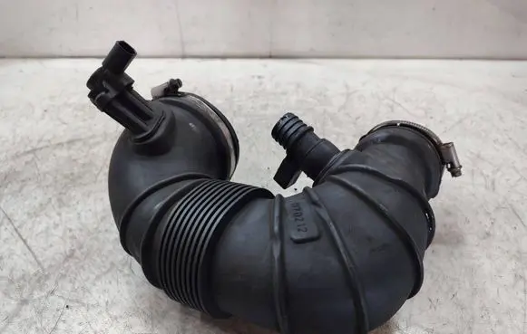 Mercedes-Benz C W204 Turbo air intake inlet pipe/hose A6510900337