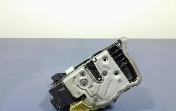 BMW M5 F90 Front door lock 7477702