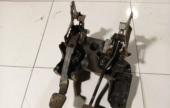Opel Insignia A Clutch pedal 13228166