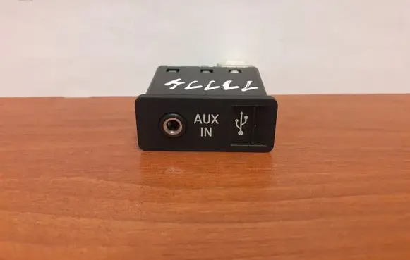 BMW X5 E70 AUX in-socket connector 6131912965202 11114