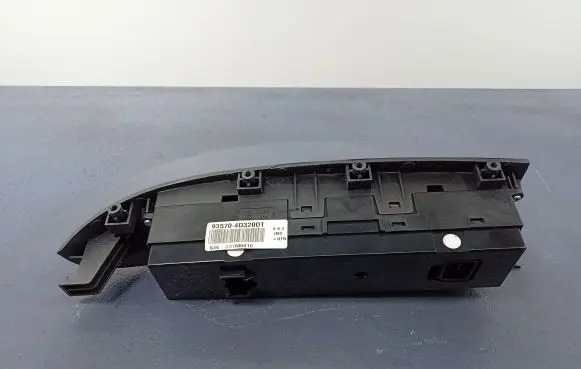 KIA Carnival Electric window control switch 93570-4D3200