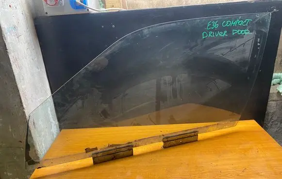 BMW 3 E36 Front door window glass four-door 43R000981