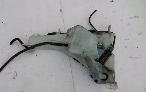 Volvo C30 Windshield washer fluid reservoir/tank