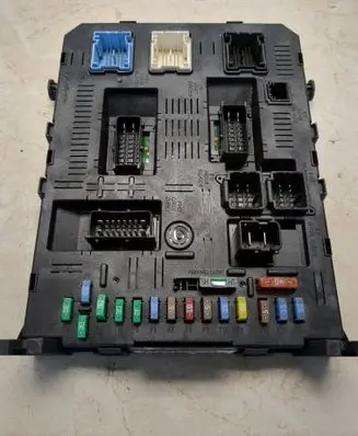 Peugeot 307 CC Fuse module 9663510180 BSI2004H01 01110507