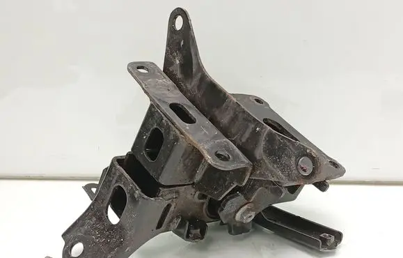 Toyota Yaris Engine mount bracket