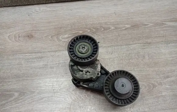 Volvo V70 Alternator belt tensioner 