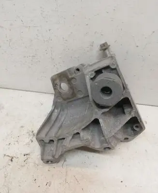Engine mounting bracket