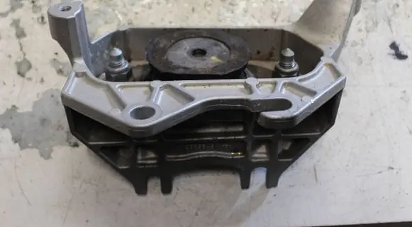 Dacia Logan III Gearbox mounting bracket 112535643R