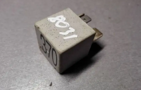 Volkswagen PASSAT B5.5 Other relay 8D0951253