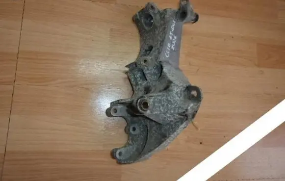 Renault Clio III Generator/alternator bracket 