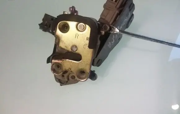Opel Frontera A Front door lock