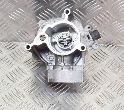 Volkswagen Golf VII Vacuum pump 06L145100B
