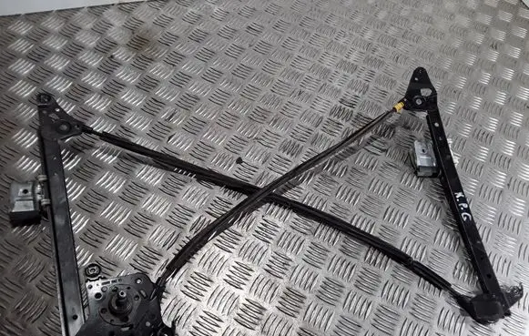 Rear door manual window regulator