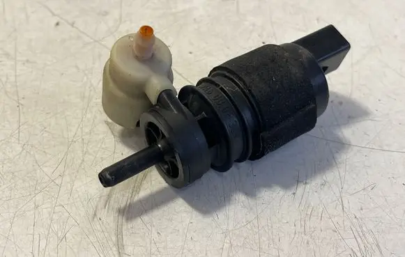 Audi Q7 4M Windscreen/windshield washer pump 1K6955651