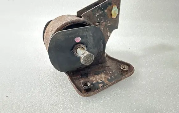 Mitsubishi Eclipse (D21A/D22A/D27A) Engine mounting bracket MR309407