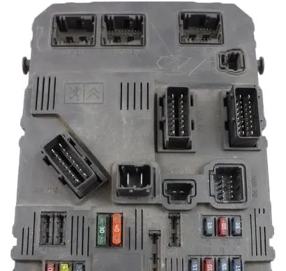 Peugeot 206 Fuse module 9652474880 S118085120C
