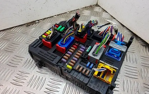 Citroen C4 Cactus Fuse module 9819851280