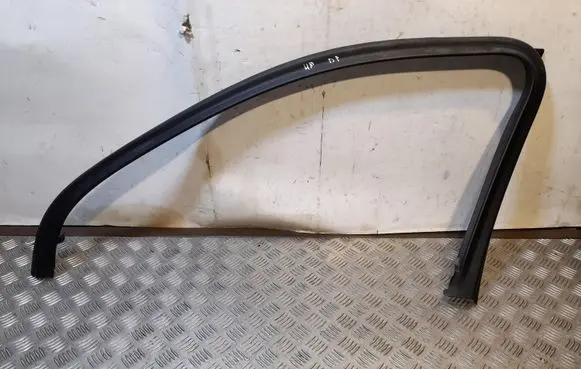 Audi Q7 4M Front door glass trim molding 4M0867588