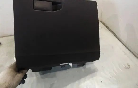 Peugeot 3008 II Glove box