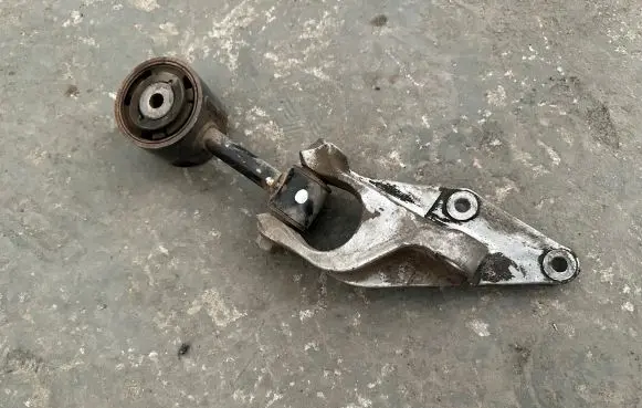 Suzuki Swift III Engine mounting bracket