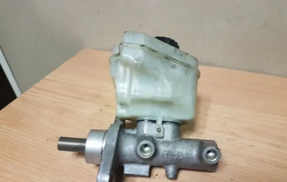 Audi Q7 4L Master brake cylinder 7L8611349
