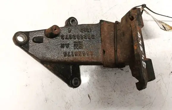 Engine mounting bracket