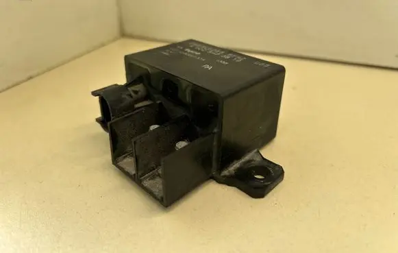 Mercedes-Benz E W211 Charging relay A0025423819 V23132A2001X14