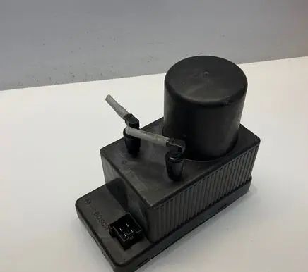 Mercedes-Benz C W203 Central locking vacuum pump 2038000048 0132006365 02085100179