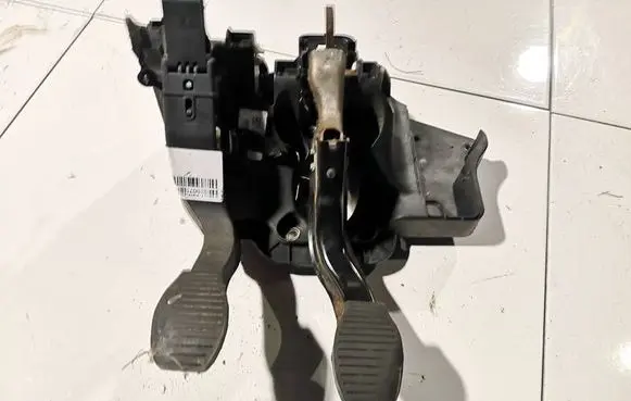 Opel Corsa D Clutch pedal 