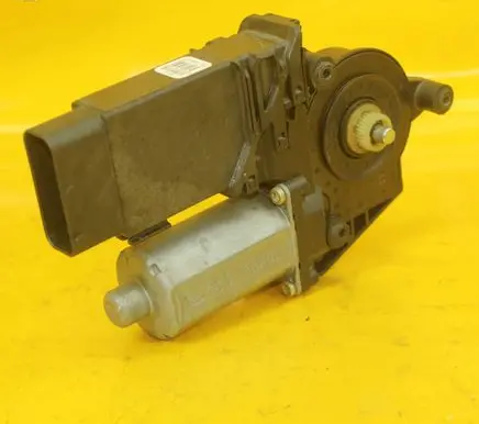 Volkswagen PASSAT B5 Front door window regulator motor 105404301 0130821695