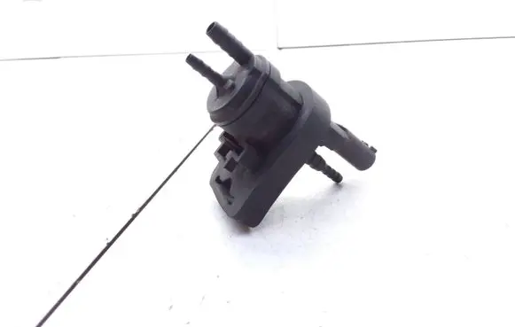 Engine mount vacuum valve