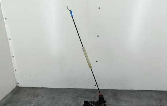 Opel Zafira B Rear door lock 13210739