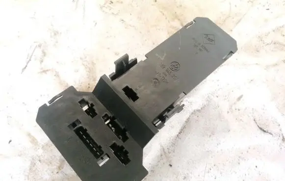 Volkswagen PASSAT B5 Tail light bulb cover holder 3B9945257