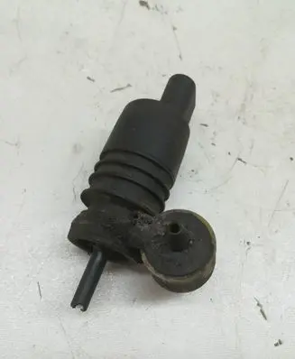 Volkswagen PASSAT B6 Windscreen/windshield washer pump 1K6955651 3122789